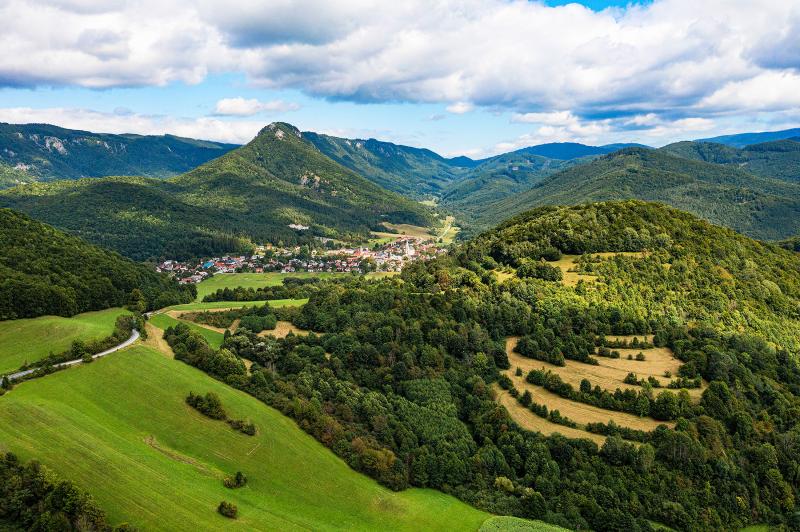 Muránsky hrad týčiaci sa nad obcou Muráň.
