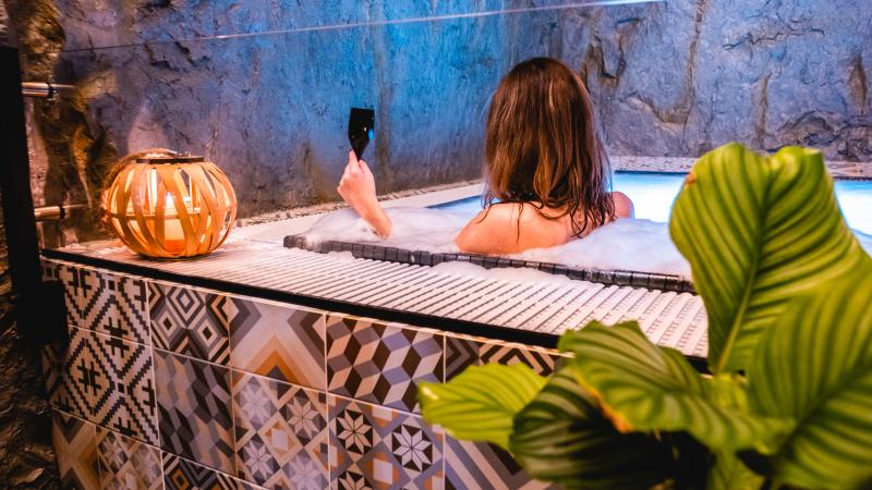 Privátny wellness s vírivkou, fínskou saunou a infrasaunou v Penzióne U Sysľa.